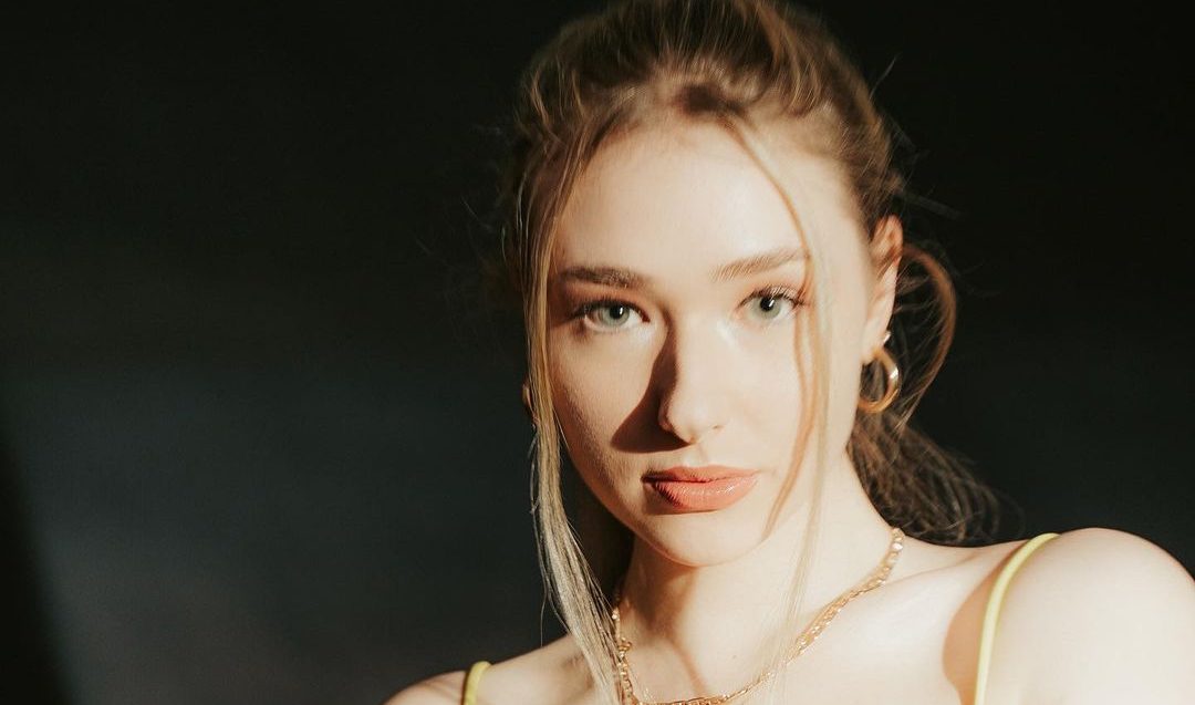 Astelle Reston Introducing: Astelle - Dreamer - Lefuturewave